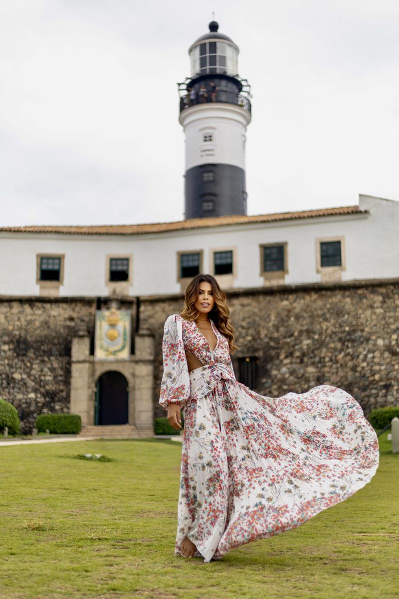 Dhaísa do Carmo de vestido florido no Farol da Barra, em Salvador
